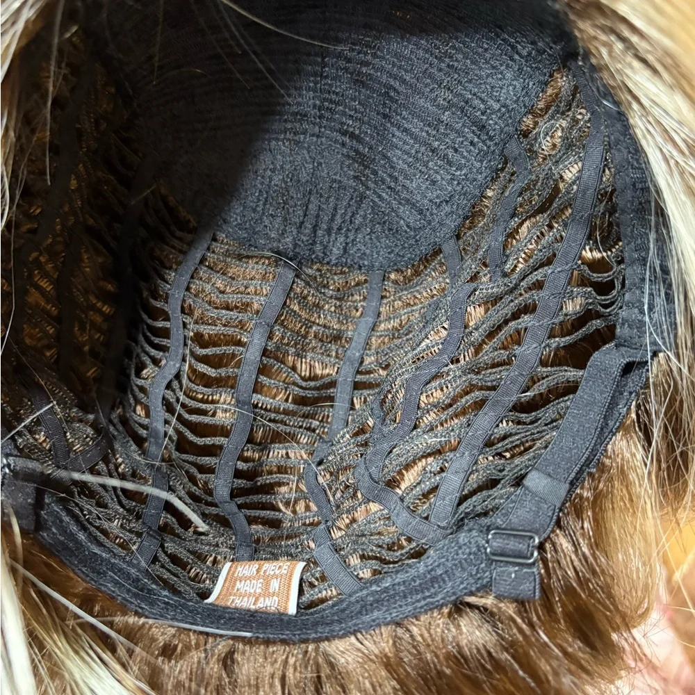 Blonde Women's Wig - Picture 8 of 10